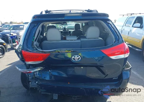 2011 Toyota Sienna Xle V6 z USA, uszkodzony, nr VIN 5TDYK3DC3BS084110